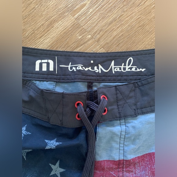 TravisMatthew Men’s XL Swim Shorts - Picture 2 of 5